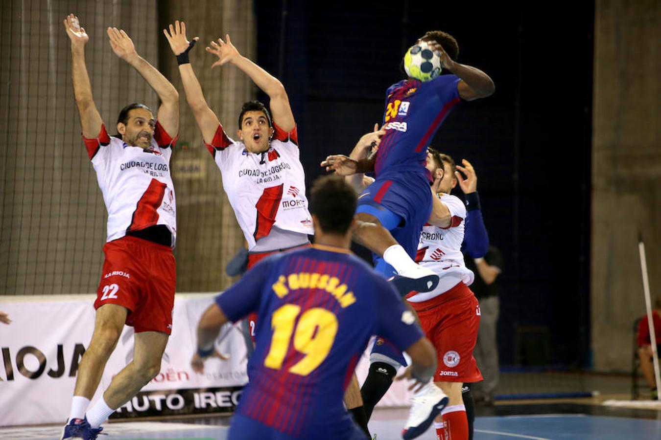 El Ciudad de Logroño tuteó al Barcelona, pero fue víctima de la superioridad azulgrana. El equipo logroñés se reconcilió con su juego y con una afición agradecida por el esfuerzo a pesar de la derrota por 25-32