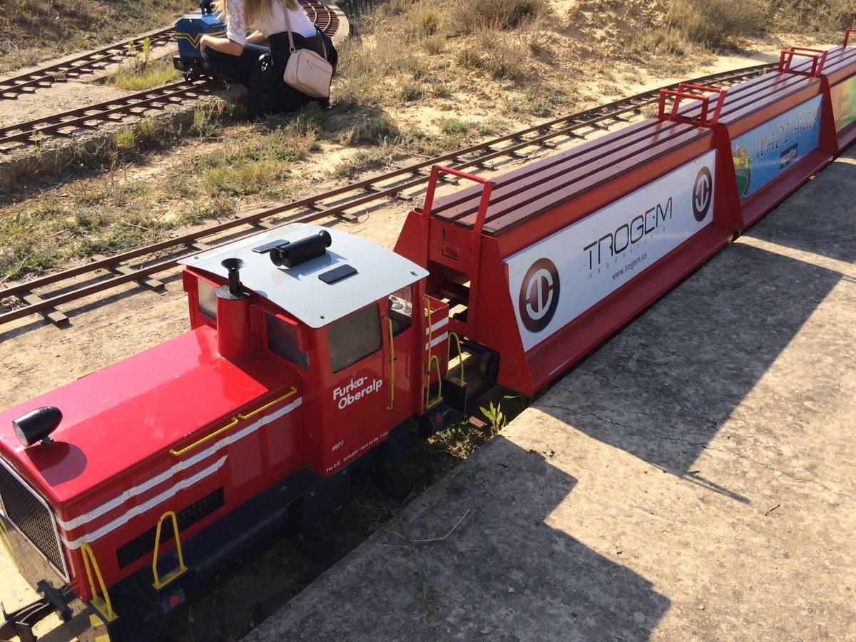 El parque temático del tren de Gimileo celebró este jueves una jornada con ferrocarriles a escala