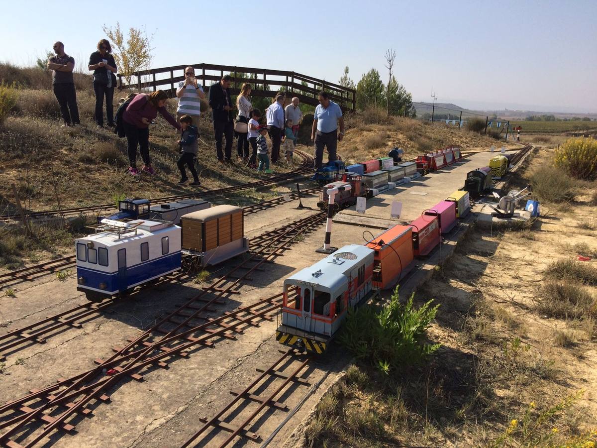 El parque temático del tren de Gimileo celebró este jueves una jornada con ferrocarriles a escala