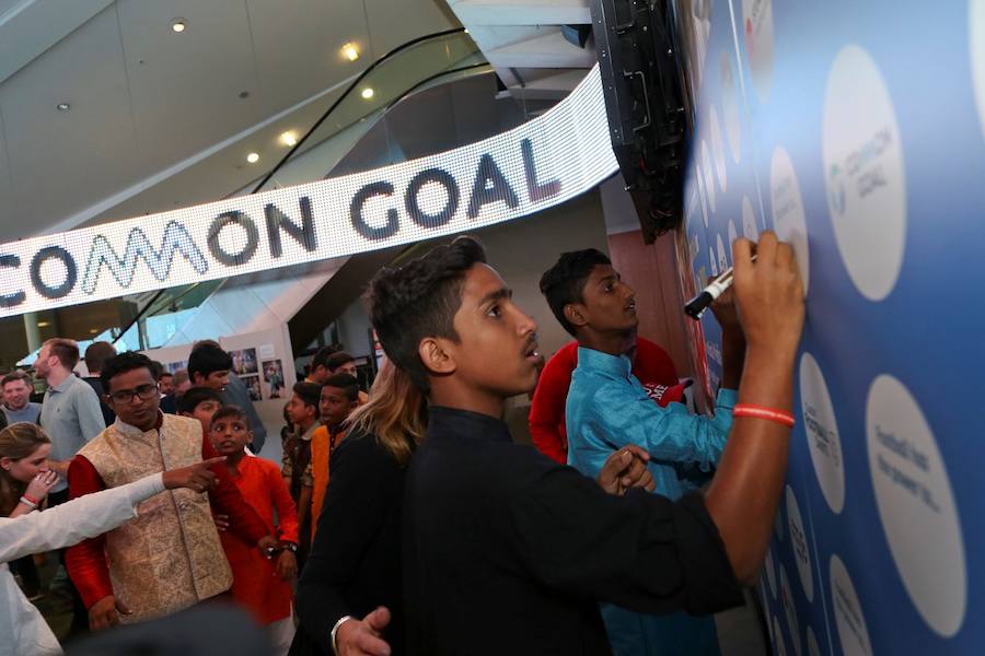 El Museo Nacional del Fútbol de Mánchester acoge una exposición con las fotografías que inspiraron al futbolista español para implicarse en el proyecto solidario 'Common Goal', un fondo colectivo que utiliza el fútbol como herramienta de cambio.