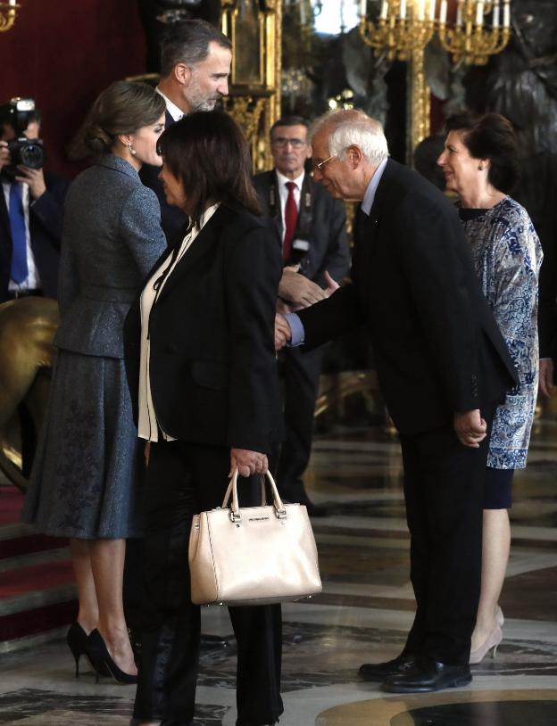 Los Reyes saludan a Felipe González en presencia de Rodríguez Zapatero y Sánchez. :: ernesto agudo