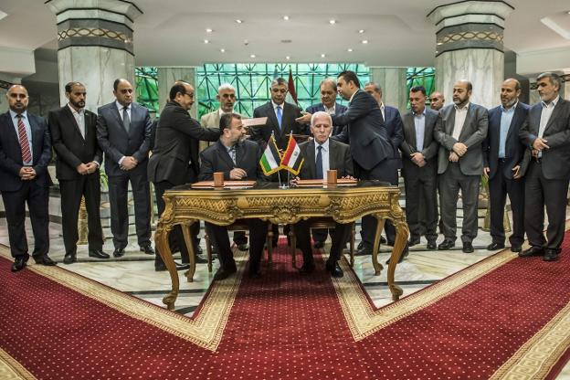 El nuevo líder adjunto de Hamás, Salah al-Arouri, y el representante de Al Fatah, Azzam al-Ahmad, sellan la reconciliación. :: k. desouki / afp