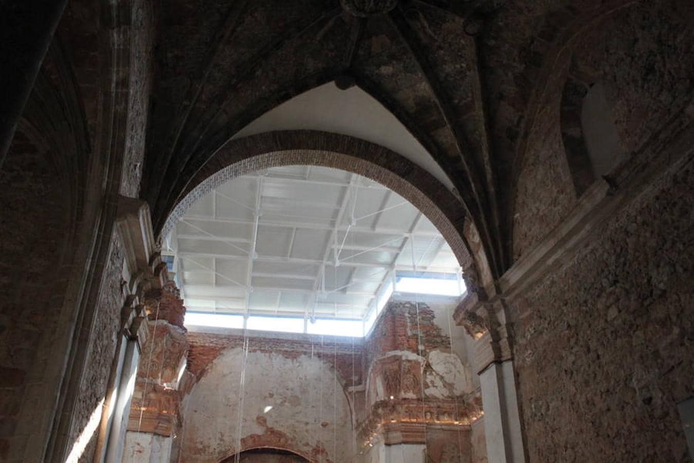 El monasterio de Vico recupera las ruinas de su cripta y de la iglesia original. Los desescombros realizados en la edificación han sacado a la luz 85 columbarios en los que se depositaban las cenizas de los difuntos.
