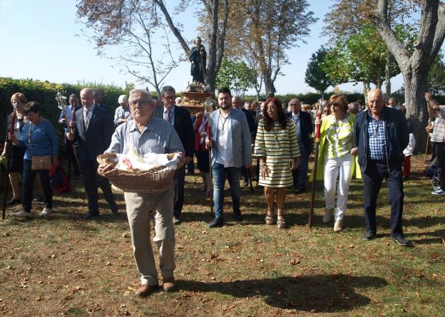 Procesión con el gallo y la gallina por el entorno de la ermita :: albo