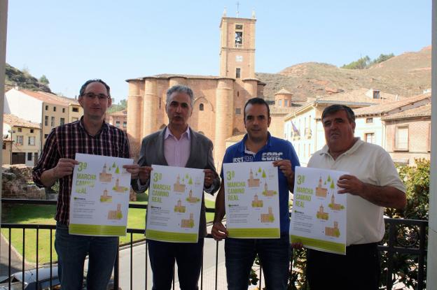 Ibáñez, Maestro, Olarte y Aransay, con el cartel de la Marcha. :: F. D.