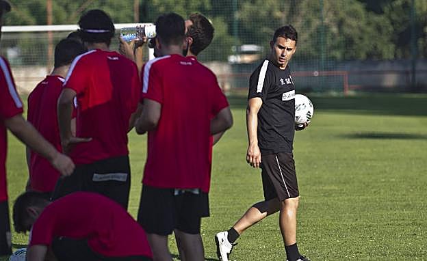 Sergio Rodríguez observa a sus jugadores durante un entrenamiento.