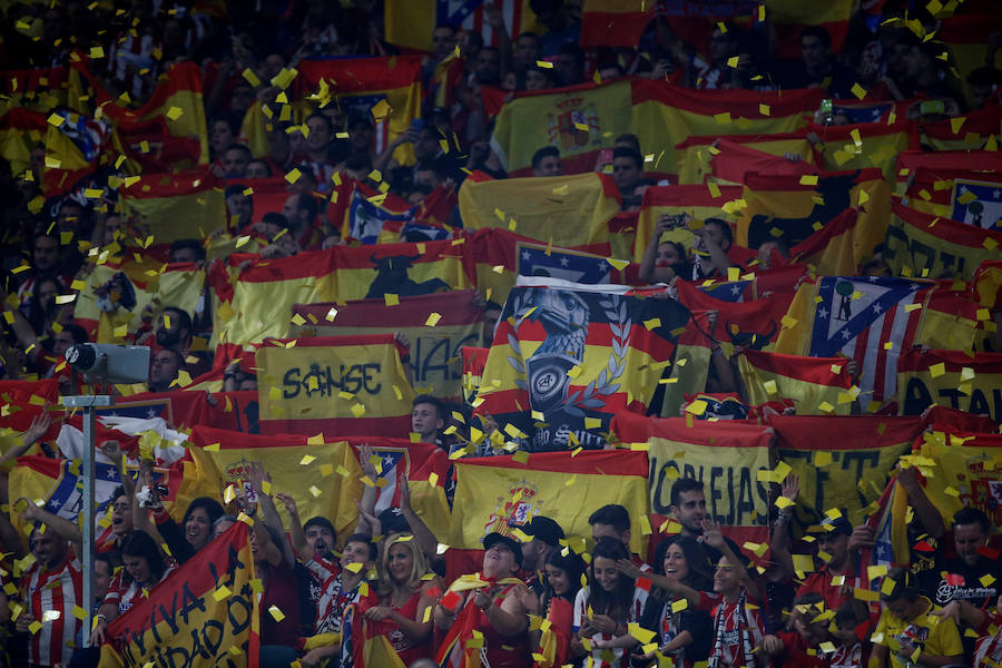 Una multitud de aficionados del Atlético de Madrid lució los colores nacionales en el partido ante el Barcelona.