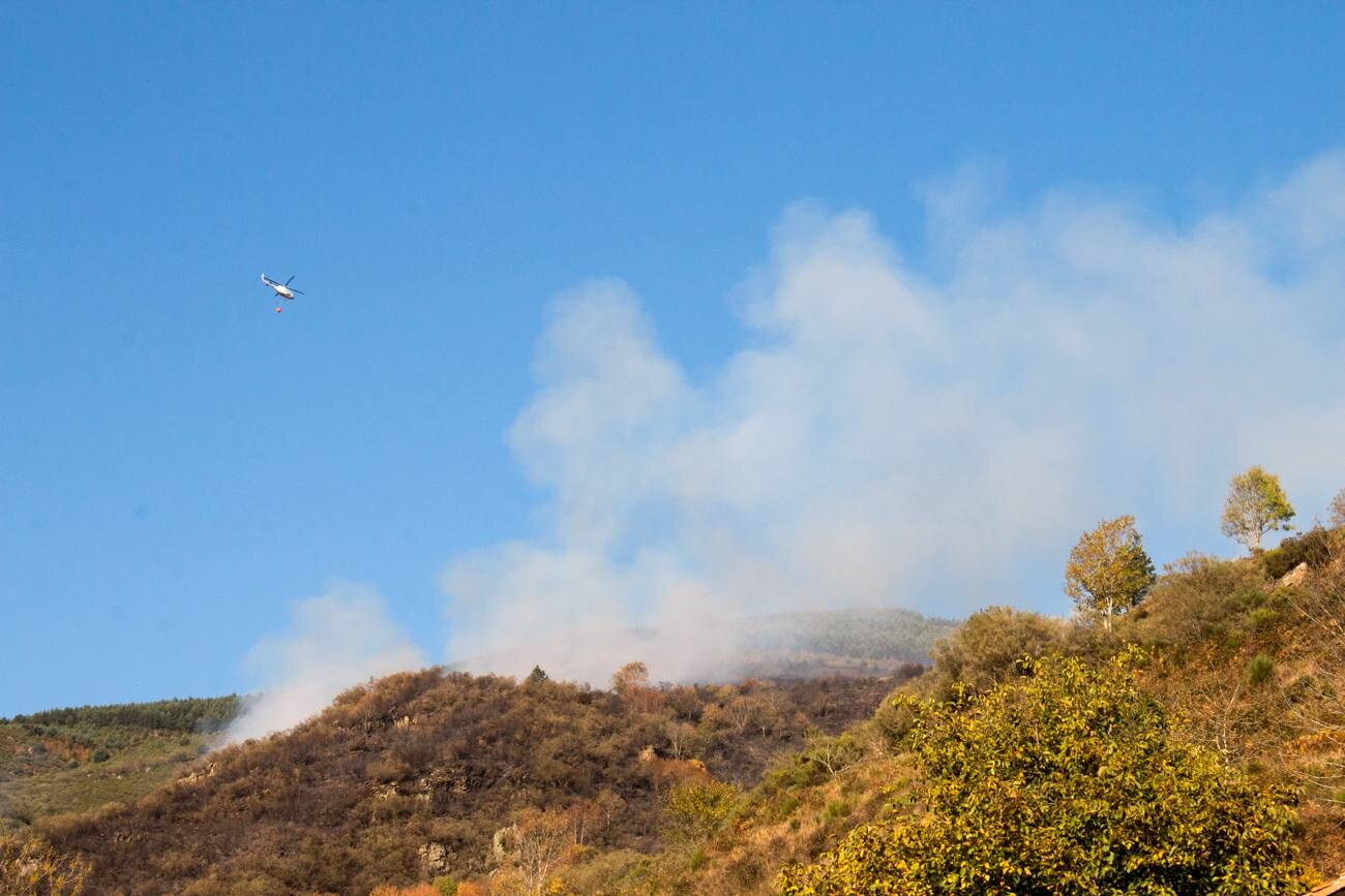 Un incendio que comenzó en la noche del pasado jueves ha calcinado decenas de hectáreas de monte en la aldea de Posadas