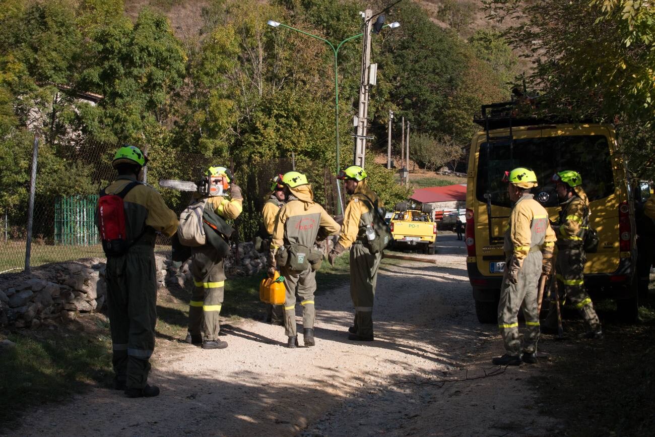 Un incendio que comenzó en la noche del pasado jueves ha calcinado decenas de hectáreas de monte en la aldea de Posadas