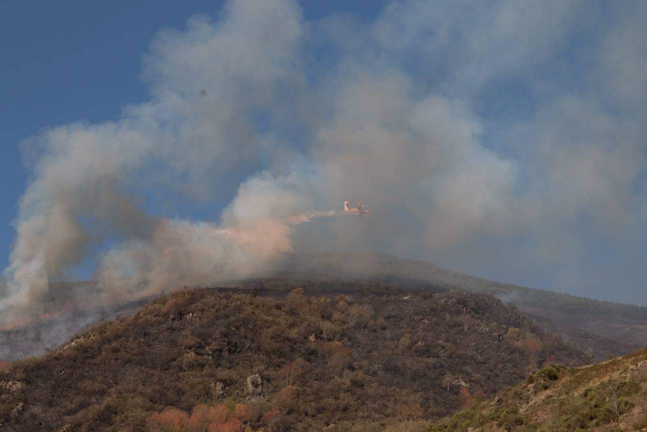 Un incendio que comenzó en la noche del pasado jueves ha calcinado decenas de hectáreas de monte en la aldea de Posadas