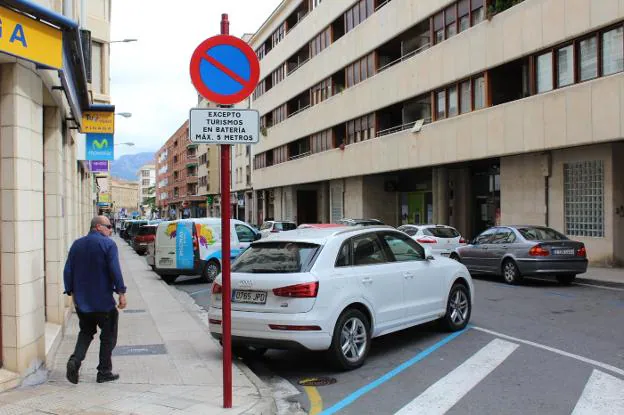 La avenida de La Rioja de Haro, con estacionamiento en batería marcha atrás. :: D.M.A.