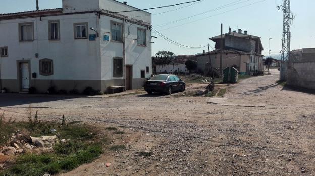 Calzada sin asfaltar en Margubete con calle del Río Oja. :: PP