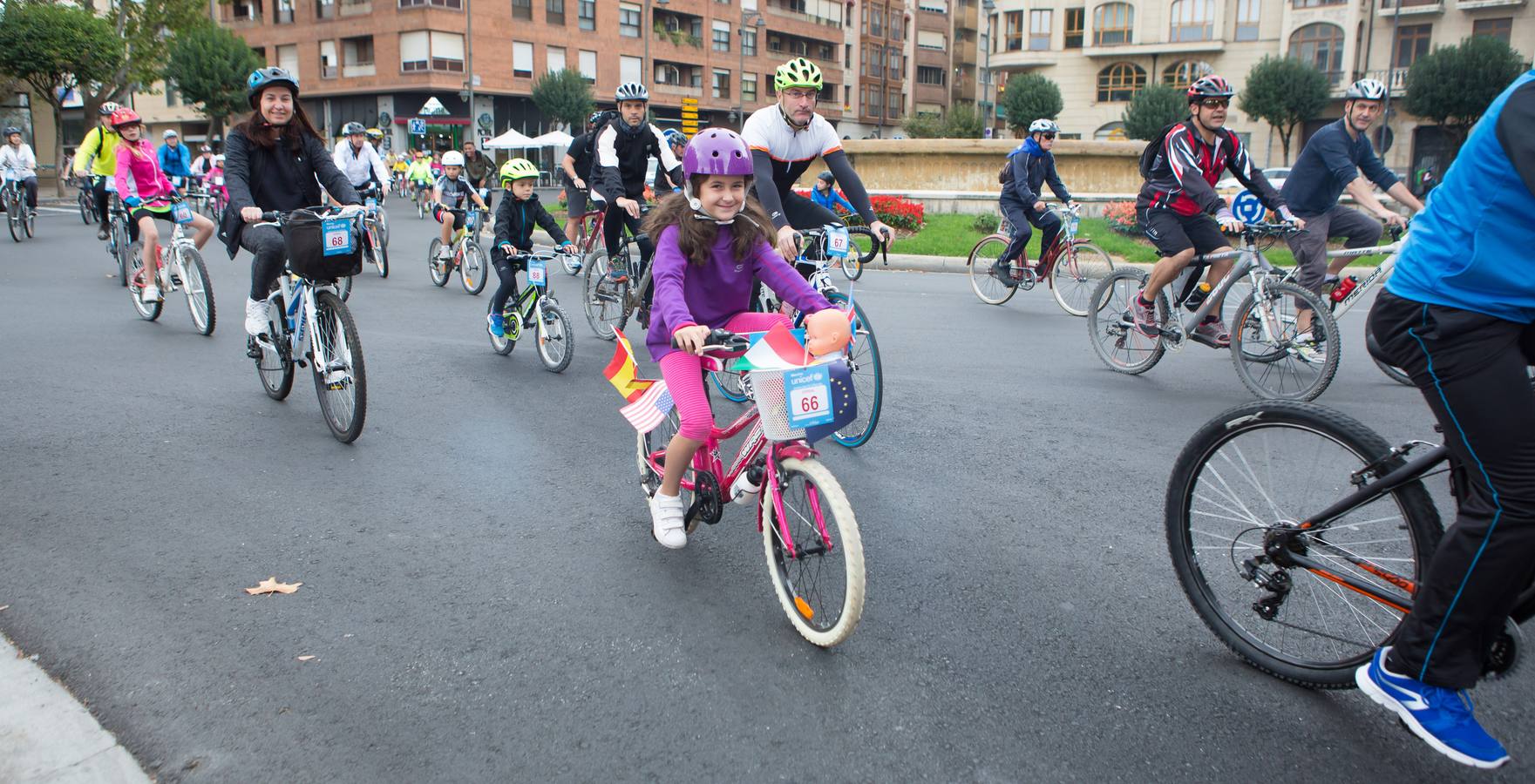 La ciclista riojana profesional y campeona de España, Sheyla Gutiérrez, fue la encargada de dar la salida de la 26ª Marcha UNICEF a favor de la infancia, organizada por el Club Ciclista Logroñés. 