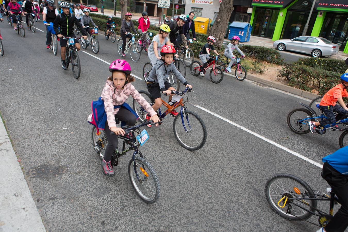 La ciclista riojana profesional y campeona de España, Sheyla Gutiérrez, fue la encargada de dar la salida de la 26ª Marcha UNICEF a favor de la infancia, organizada por el Club Ciclista Logroñés. 