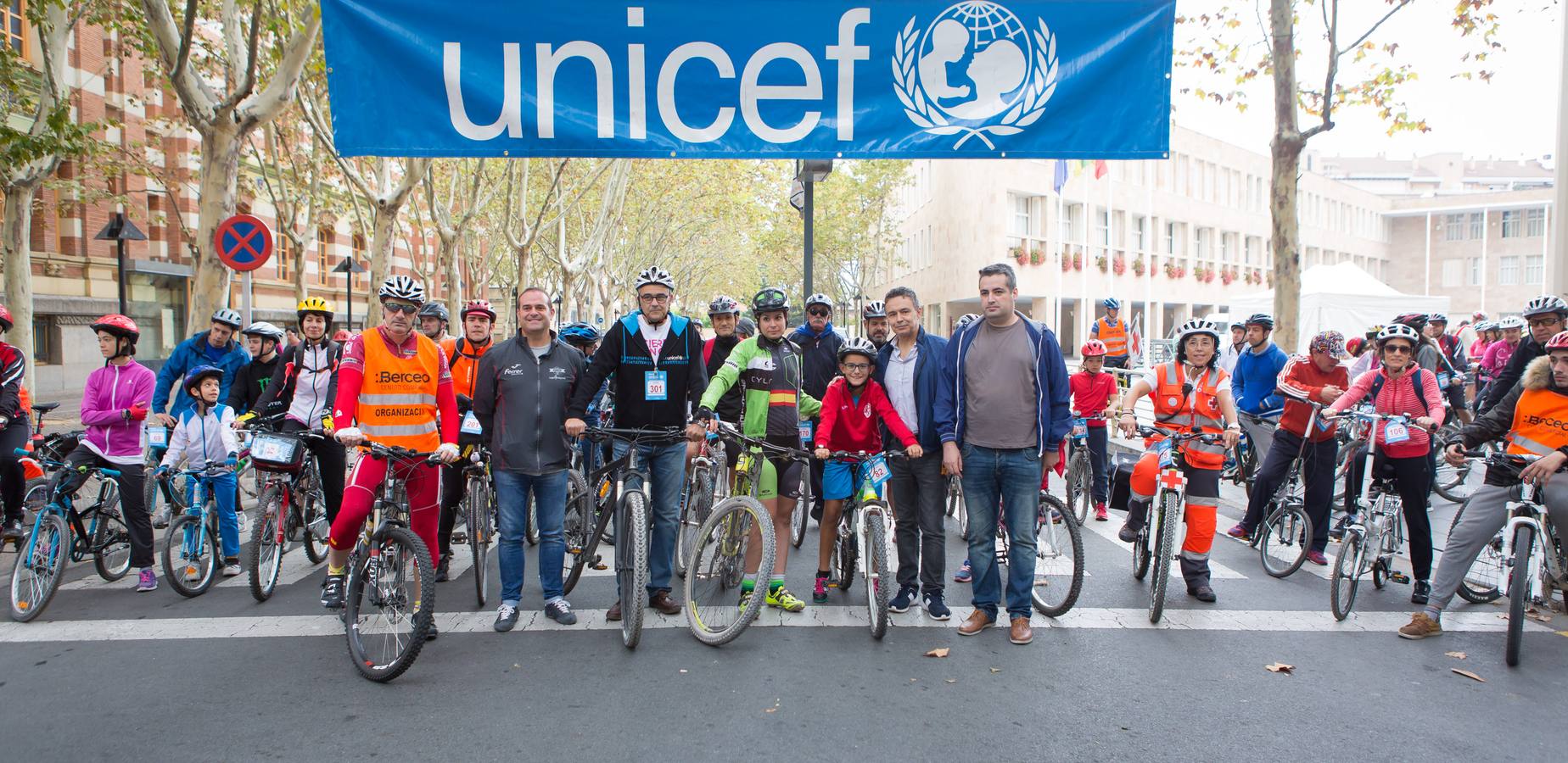 La ciclista riojana profesional y campeona de España, Sheyla Gutiérrez, fue la encargada de dar la salida de la 26ª Marcha UNICEF a favor de la infancia, organizada por el Club Ciclista Logroñés. 