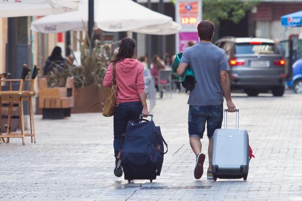 Dos turistas por Logroño, maleta en mano, este puente. :: 