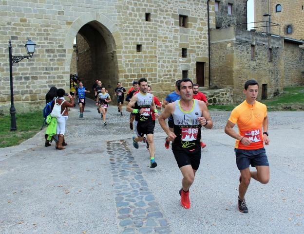 Herce (66) y Juan Rodríguez abren la carrera seguidos de Daniel Villar (48) y, al fondo, Ángela Cueva. 