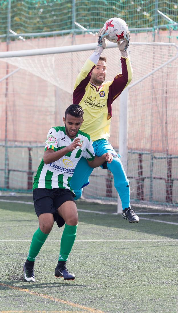 Andrés se hace con el balón. :: 