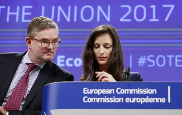 El comisario para la Unión de la Seguridad, Julian King, y la comisaria europea de Economía y Sociedad Digitales, Mariya Gabriel.
