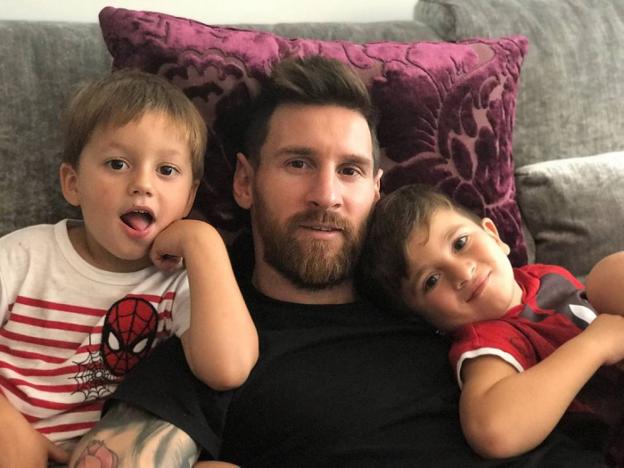 Lionel Messi junto a sus dos hijos varones Mateo (izquierda) y Thiago. :: instagram