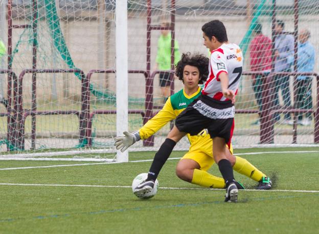 Un jugador de la Unión Deportiva Logroñés trata de batir a un rival. 