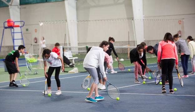 Ejercicio de práctica de tenis, en una jornada 'InterCras'. :: F.D.
