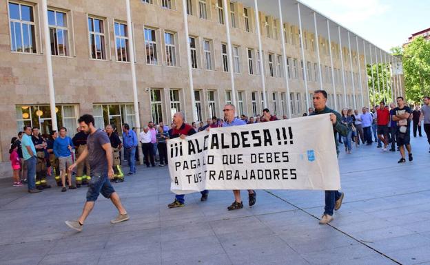 Concentración de los trabajadores municipales en la plaza del Ayuntamiento de Logroño.