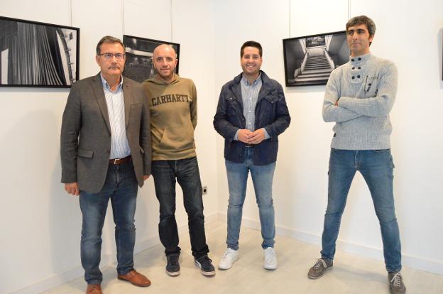 Félix Guerra, a la derecha, inauguró ayer la exposición. :: 