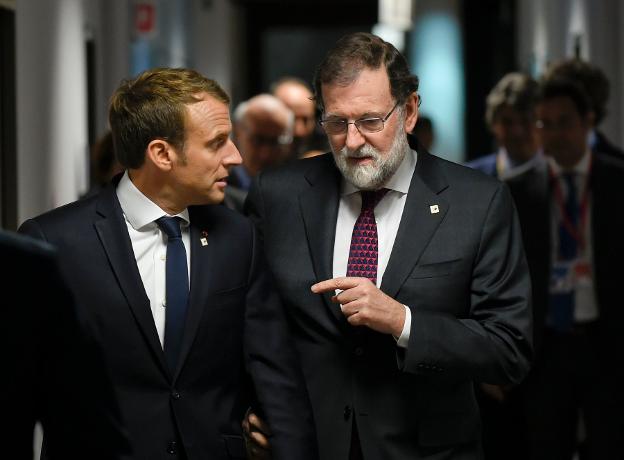 Emmanuel Macron y Mariano Rajoy, ayer en Bruselas. :: JOHN THYS / afp
