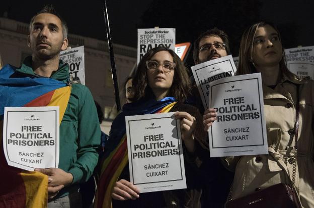 Manifestantes a favor de la secesión piden el pasado miércoles la liberación de Sánchez y Cuixart . :: efe
