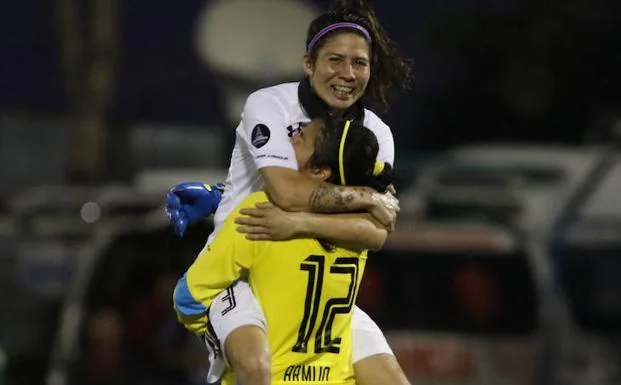 Carla Guerrero (i) y Carolina Armijo celebran un gol del Colo Coloa chileno contra el River Plate argentino. 