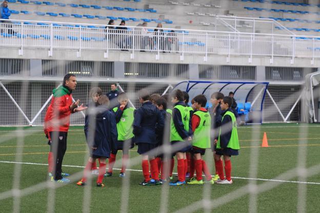 Edu García habla con sus jugadores durante un entrenamiento en Oyón. 