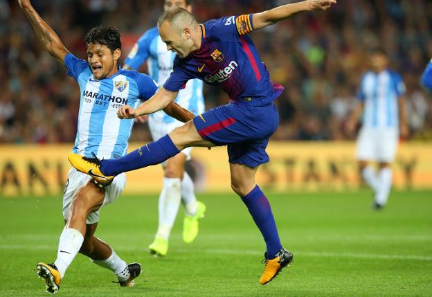 Momento en que Iniesta dispara para conseguir el segundo tanto azulgrana ante el Málaga. :: reuters