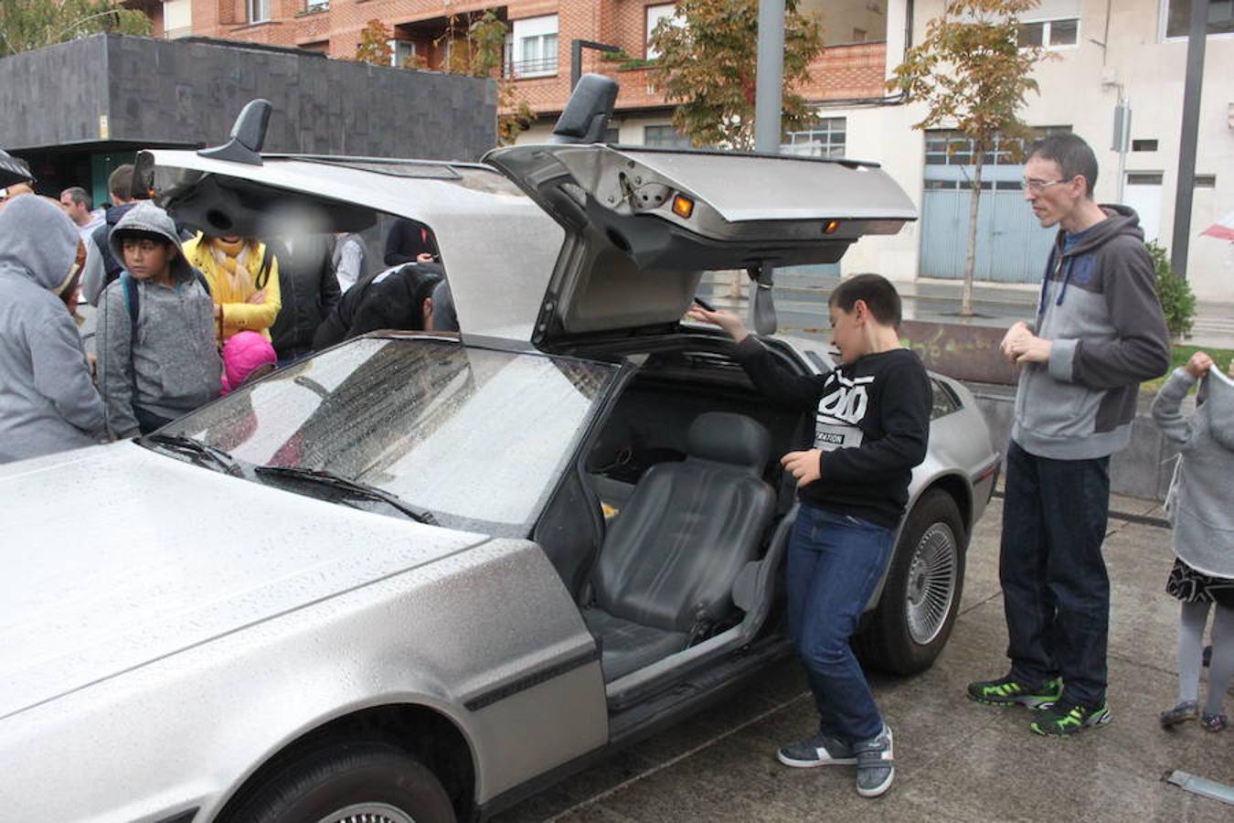 Espectacular exhibición de la decena de coches Delorean en Arnedo. El mítico coche que llevó al futuro y al pasado a Marty McFly también se mostró a un público que disfrutó con la espectacularidad de un coche que el cine ha convertido en objeto de deseo.