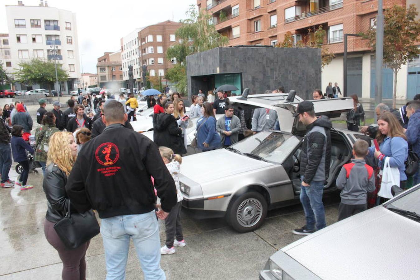 Espectacular exhibición de la decena de coches Delorean en Arnedo. El mítico coche que llevó al futuro y al pasado a Marty McFly también se mostró a un público que disfrutó con la espectacularidad de un coche que el cine ha convertido en objeto de deseo.