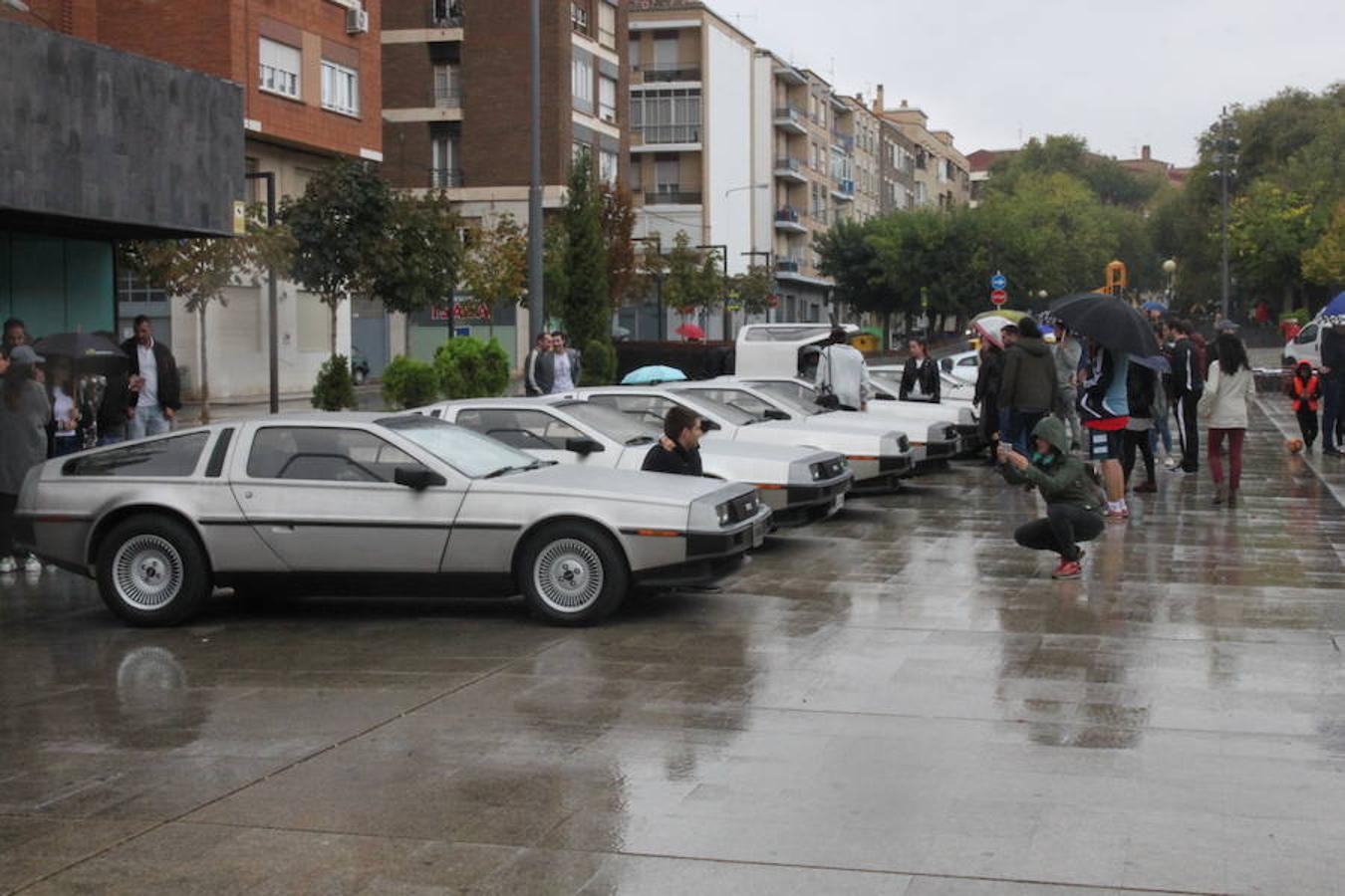 Espectacular exhibición de la decena de coches Delorean en Arnedo. El mítico coche que llevó al futuro y al pasado a Marty McFly también se mostró a un público que disfrutó con la espectacularidad de un coche que el cine ha convertido en objeto de deseo.