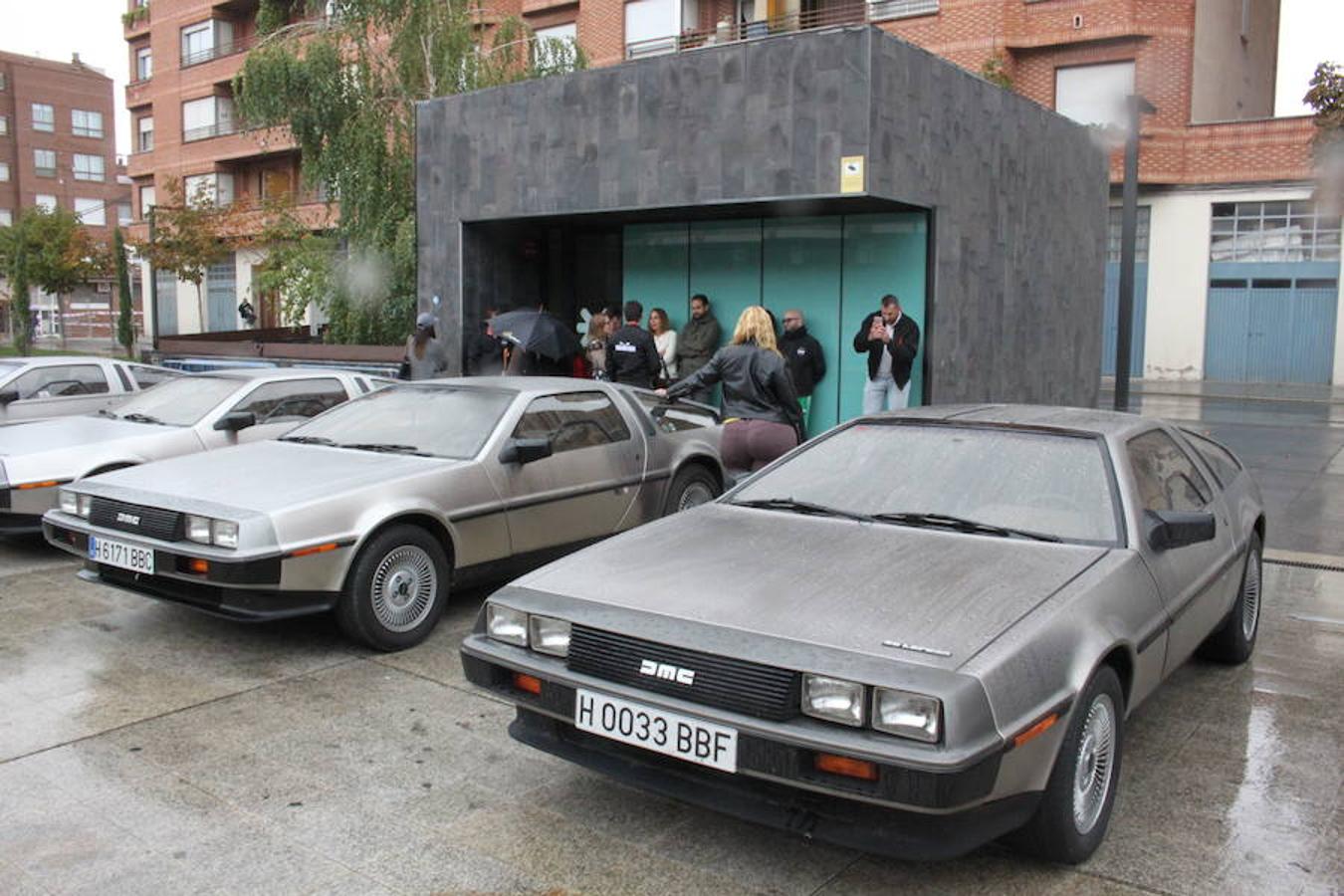 Espectacular exhibición de la decena de coches Delorean en Arnedo. El mítico coche que llevó al futuro y al pasado a Marty McFly también se mostró a un público que disfrutó con la espectacularidad de un coche que el cine ha convertido en objeto de deseo.