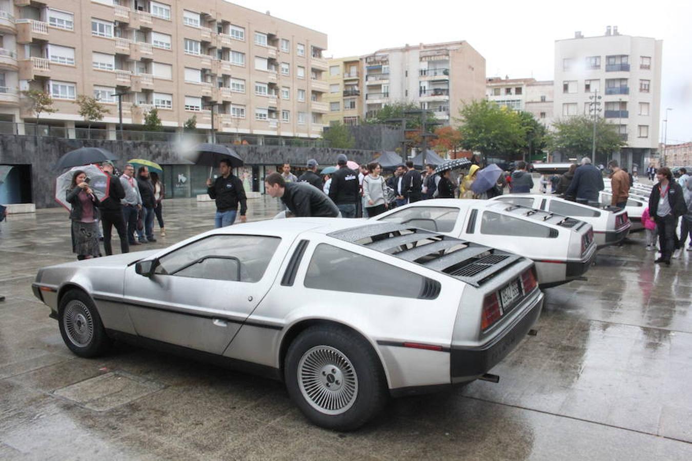 Espectacular exhibición de la decena de coches Delorean en Arnedo. El mítico coche que llevó al futuro y al pasado a Marty McFly también se mostró a un público que disfrutó con la espectacularidad de un coche que el cine ha convertido en objeto de deseo.