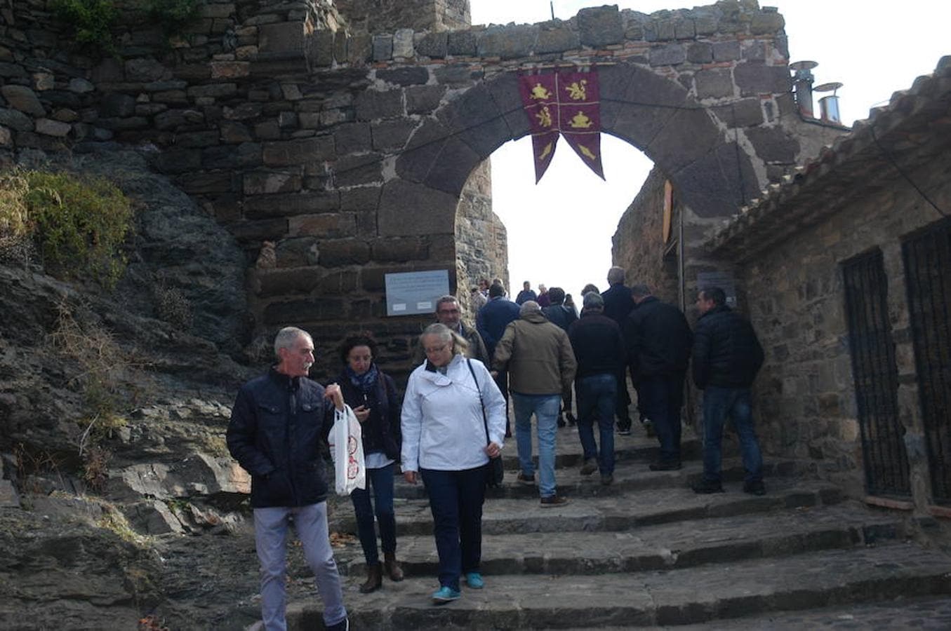 La belleza de Cornago se hace patente estos días con motivo de las jornadas medievales. Los vecinos han conseguido engalanar la localidad con estandartes y colorido por las calles y en torno al espectacular castillo de Álvaro de Luna.