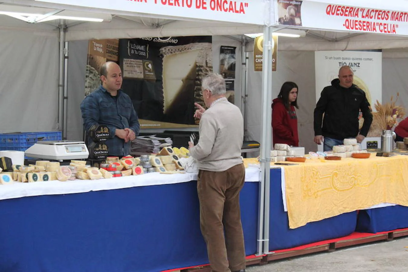Cientos de personas acudieron a la llamada de los quesos que realizó la localidad riojana de Munilla que este año celebraba su vigésima edición.