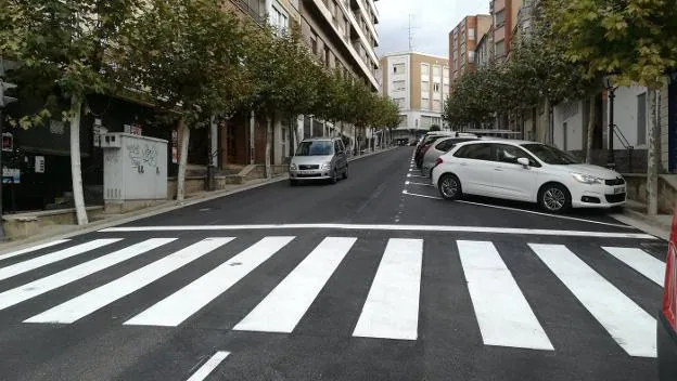 Desde el pasado sábado los coches ya pueden circular por la calle Doctor Fleming. :: m.f.