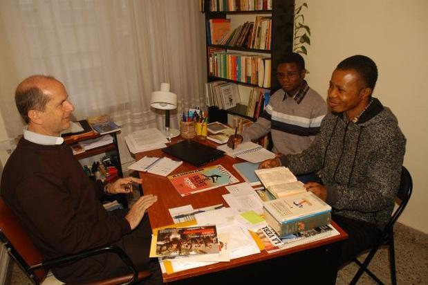 El nuevo párroco de Santos Mártires, Juan Pablo López, imparte clase de castellano cada mañana a Enmanuel Manunga y Benoit Nwaku, sacerdotes del Congo .