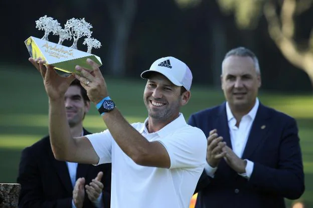 El golfista español levanta el trofeo que le acredita como vencedor en Valderrama. :: efe