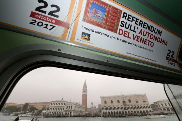 Publicidad del referéndum en un vaporeto de Venecia. :: afp
