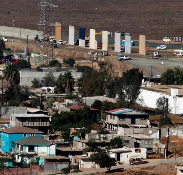 Trabajos de instalación de los distintos modelos de muro en la zona de Tijuana. :: Jorge Duenes / REUTERS