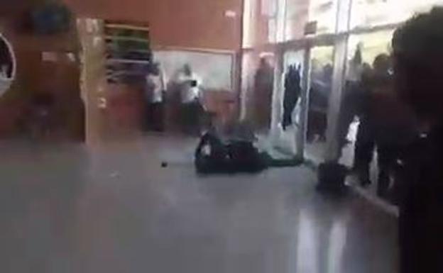 Detenida la persona que dejó k.o. a un guardia civil de un sillazo el 1-O