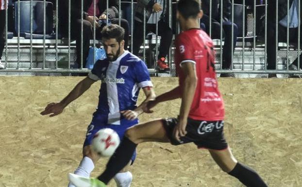 Raúl García, en una acción ante Kiko, del Formentera. 