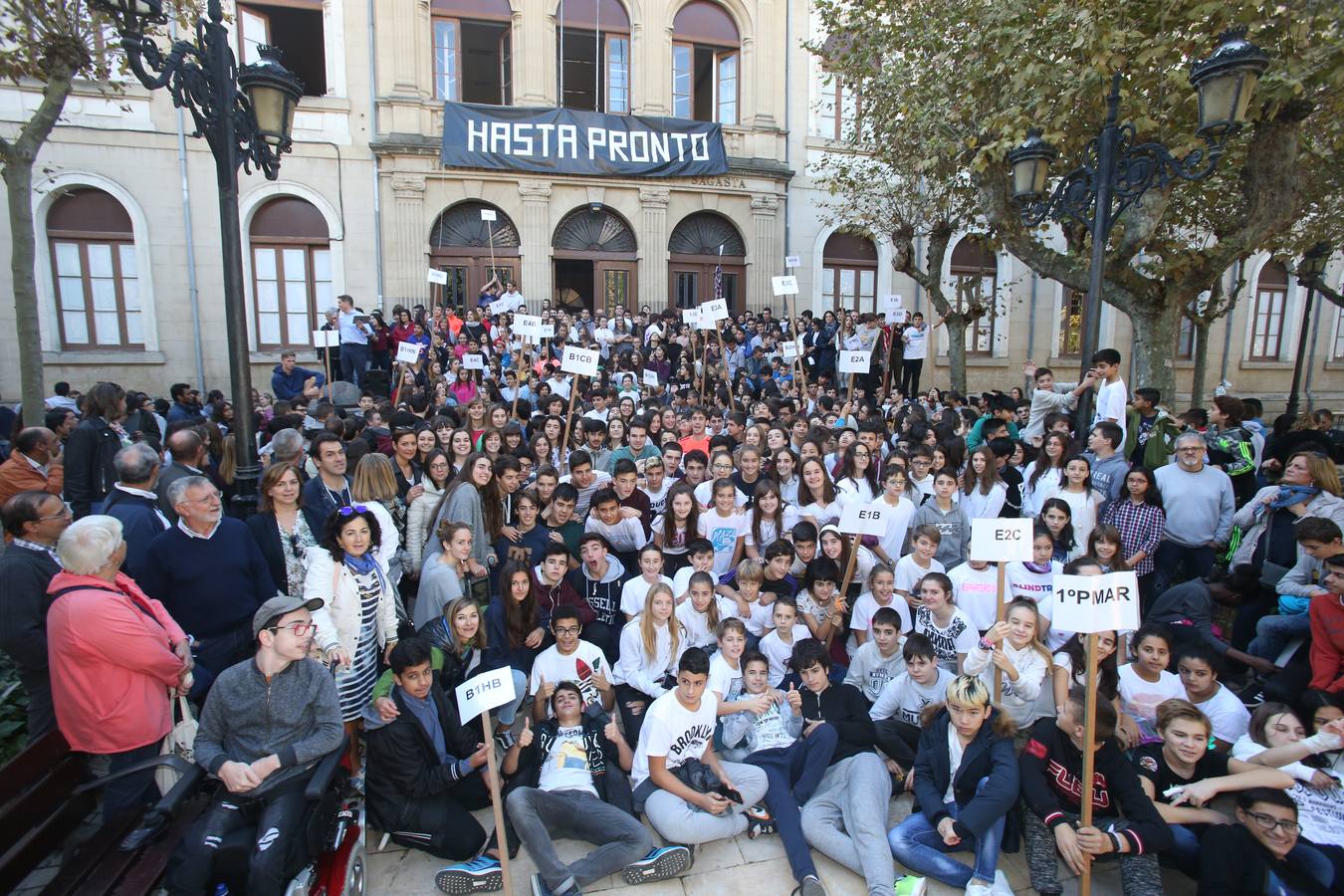 Los alumnos has salido a la calle para celebrar el aniversario