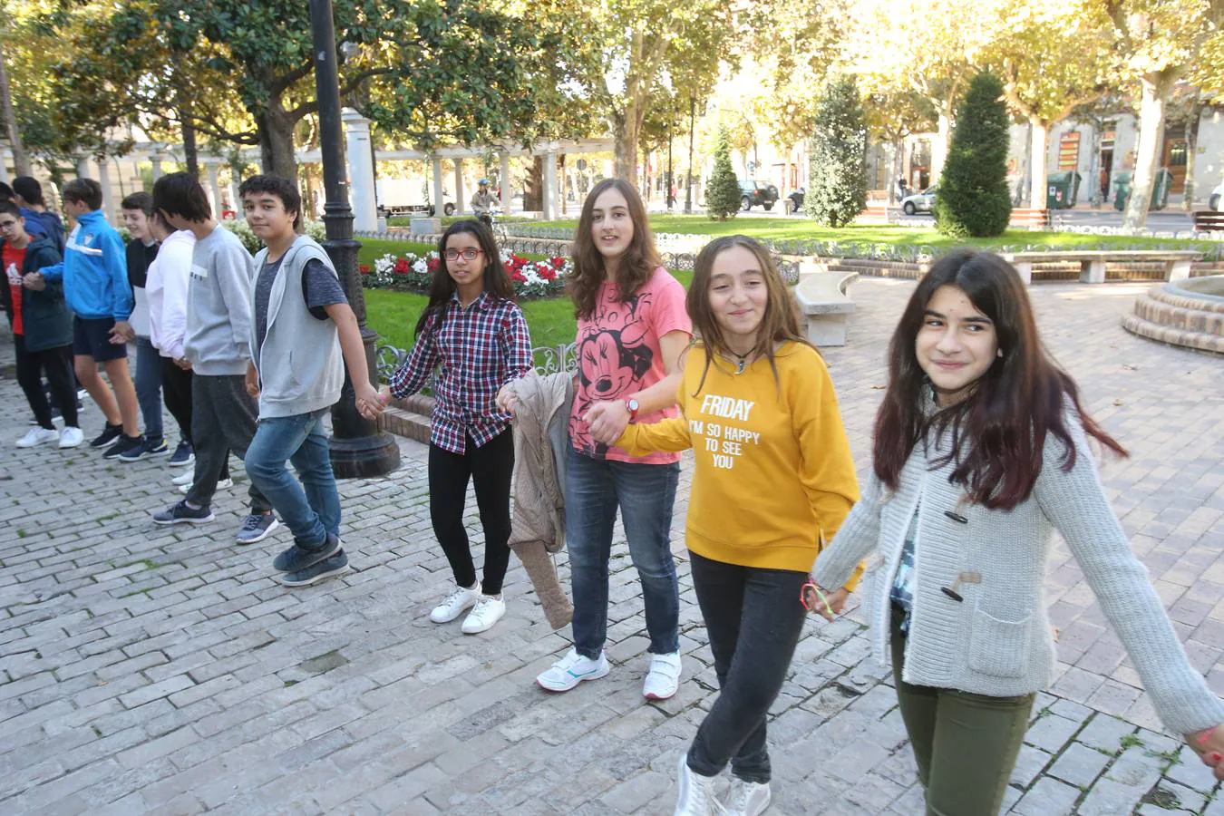 Los alumnos has salido a la calle para homenajear al centro