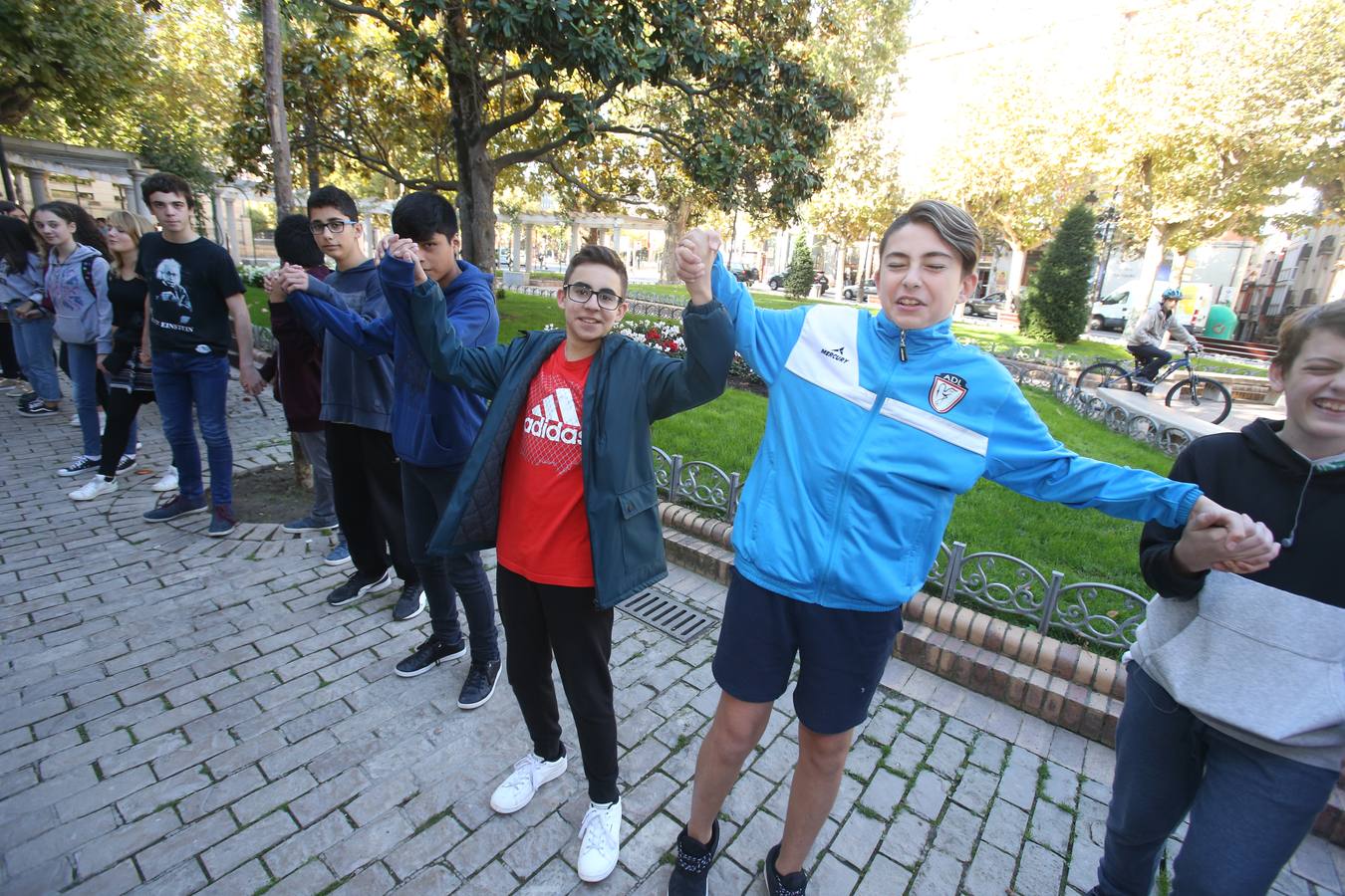 Los alumnos has salido a la calle para homenajear al centro